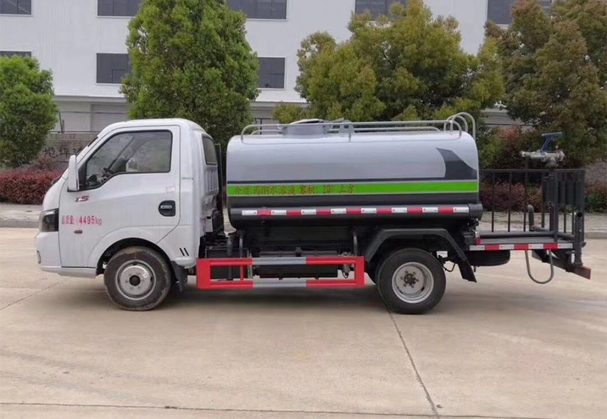 東風(fēng)涂逸3方藍(lán)牌綠化灑水車(chē)側(cè)方展示圖